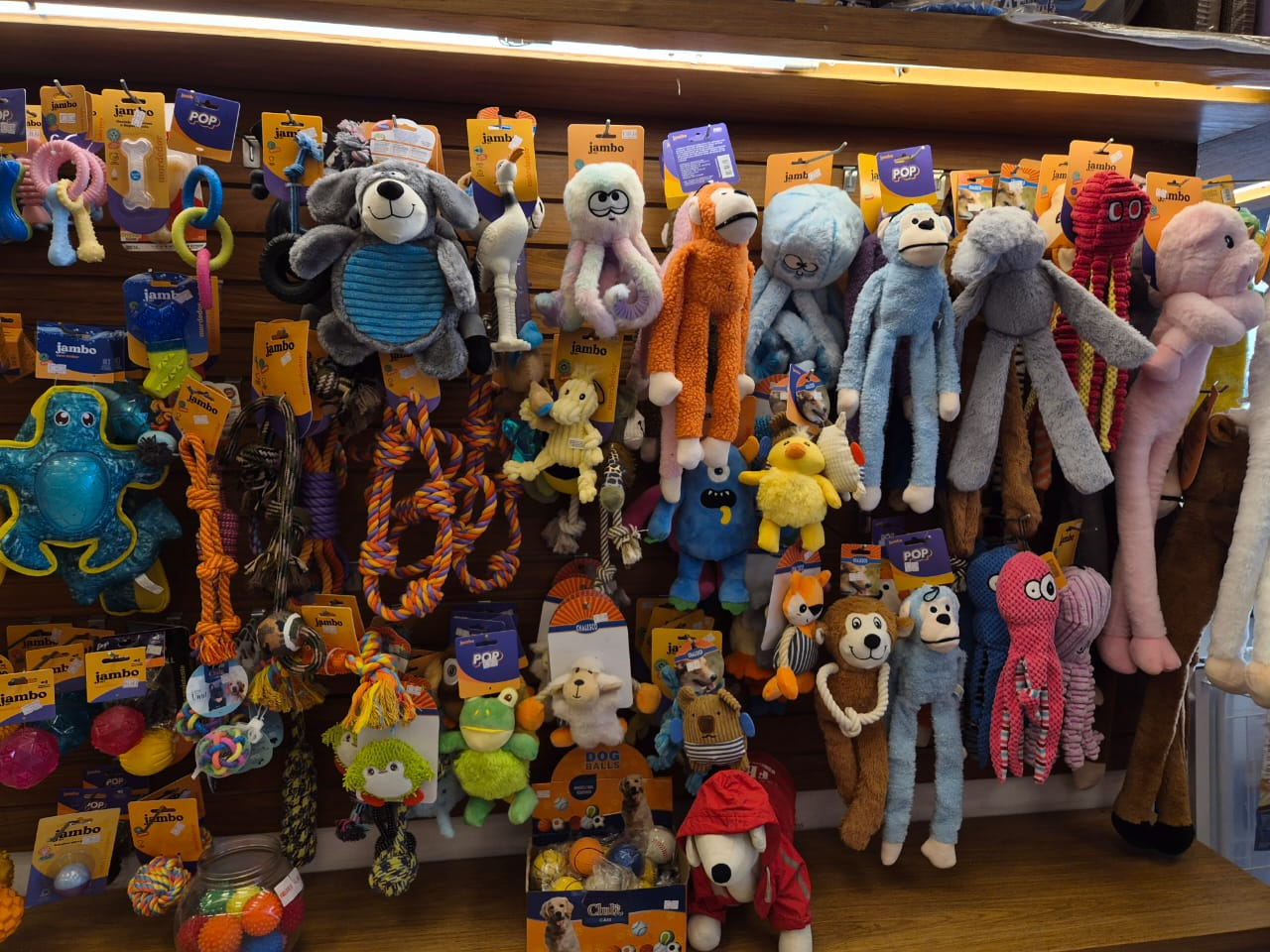 Parede de brinquedos para cães e gatos com mordedores, pelúcias e cordas