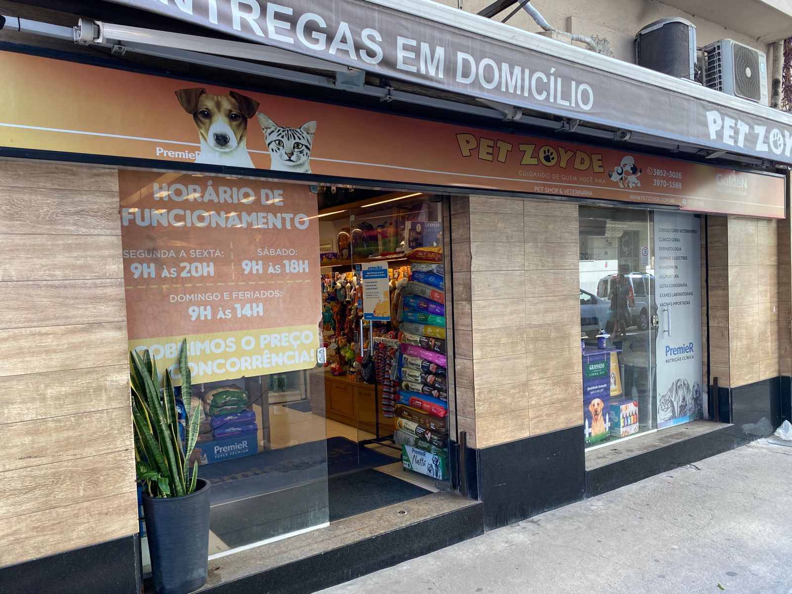 Fachada da Pet Zoyde com vitrine, horário de funcionamento e entrada da loja